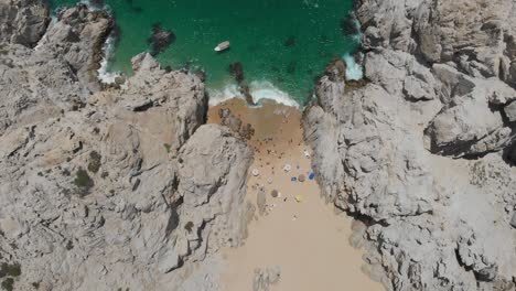 vista aérea de la playa entre formaciones rocosas