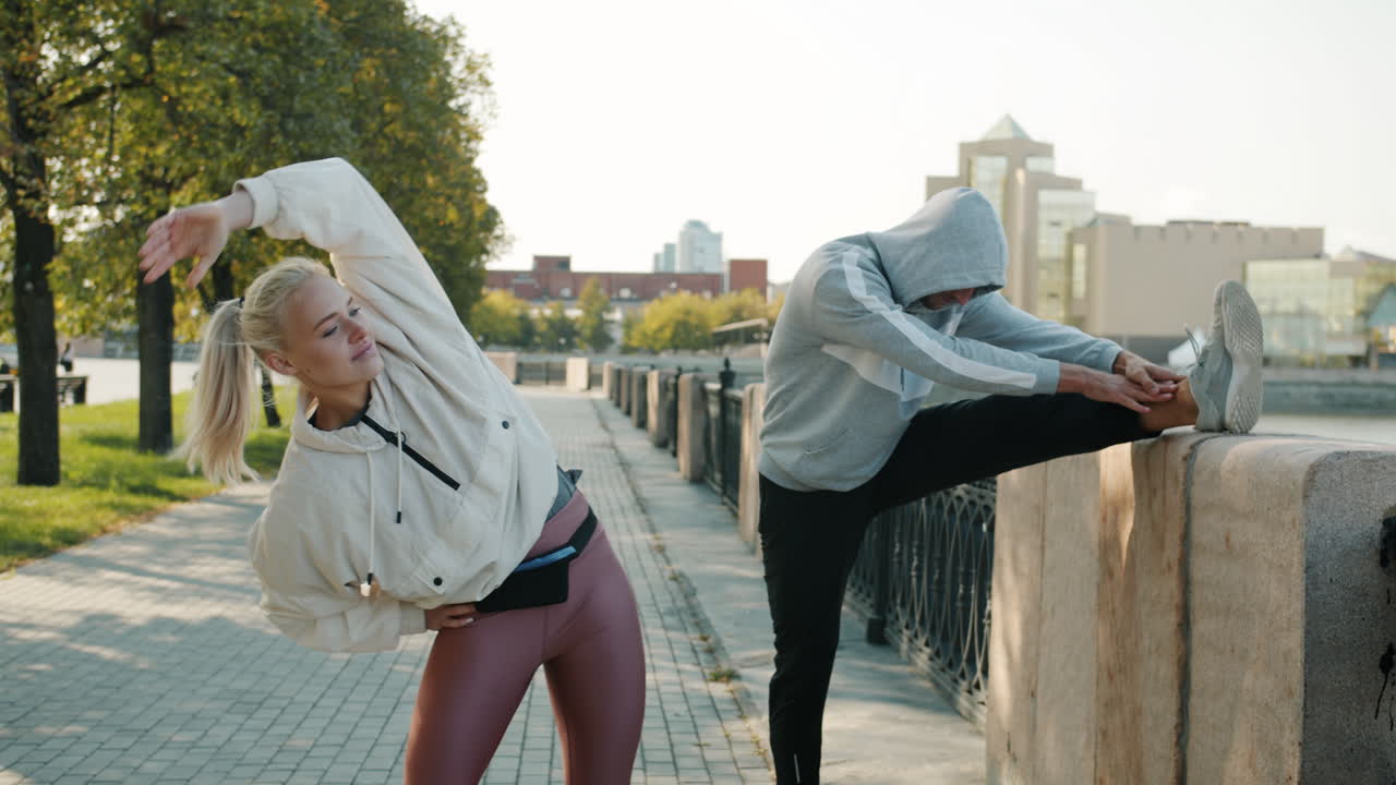 커플 이 야외 에서 스트레칭 하고 있다