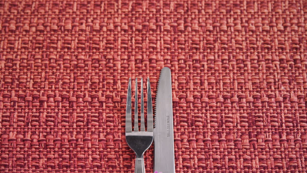 varios cubiertos en la mesa 4k