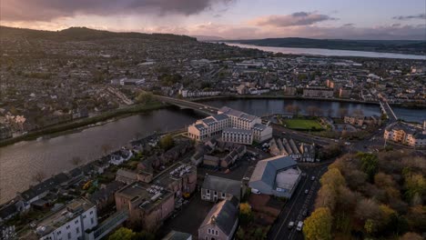 toma aérea de lapso de tiempo sobre inverness con el paso del tráfico en hora punta, hiperlapso de drones