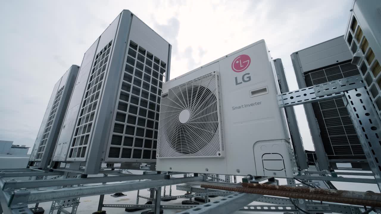 The air conditioning and ventilation system of a large industrial facility is located on the roof. It includes an air conditioner, smoke exhaust, and ventilation.
