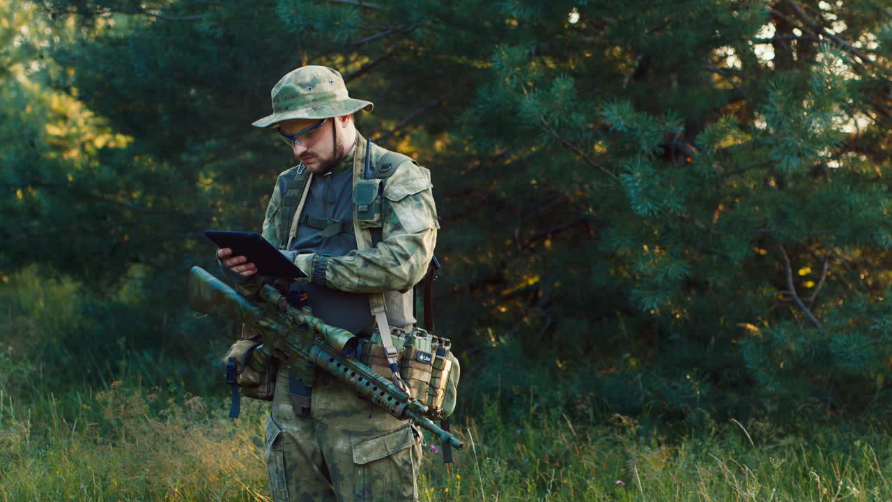 태블릿을 사용하는 군인의 초상 1