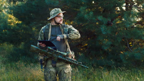 retrato de un militar usando una tableta 1