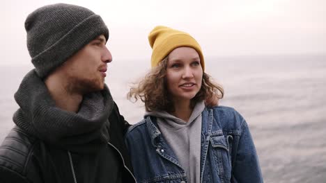 Hipster-Joven-Pareja-Feliz-De-Pie-Juntos-Y-Abrazándose-En-La-Playa