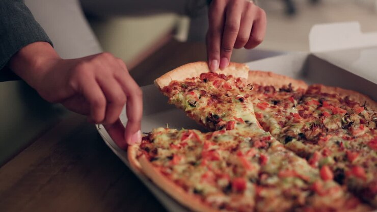 Pizza, mani e persona con fast food per cena