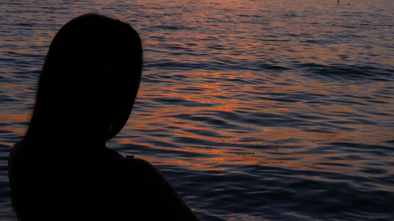 해변 에서 요가 를 하는 여자