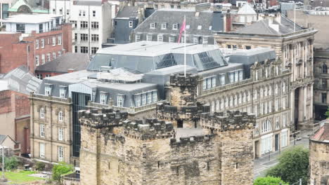 Historisches-Newcastle-Castle-Mit-Modernen-Stadtgebäuden-Im-Hintergrund