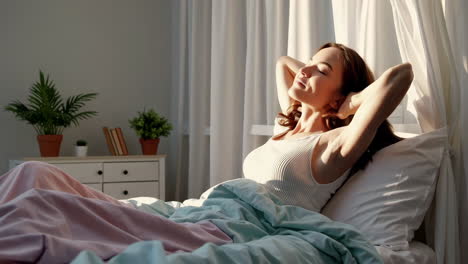 mujer relajándose en la cama por la mañana