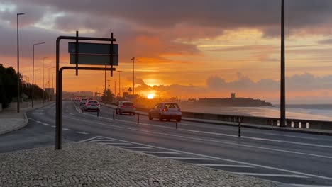 Weitblick-Direkt-über-Das-Meer-Am-Strand-Von-Carcavelos-In-Der-Nähe-Einer-Hauptstraße-Mit-Etwas-Verkehr