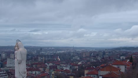 Vista-Sobre-Dimitrovgrad,-La-Estatua-De-Santa-María,-La-Más-Alta-En-Cualquier-Lugar,-Con-Vistas-A-La-Ciudad