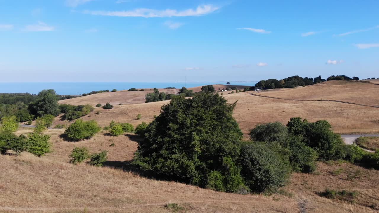 vista aérea de sejerøbugten con colinas, campos y árboles