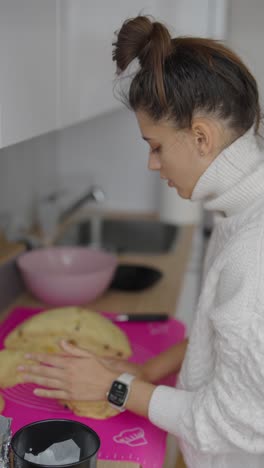 mujer horneando en la cocina