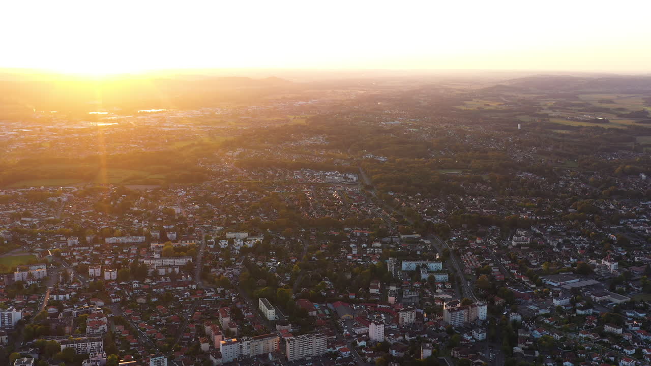 puesta de sol sobre la ciudad de pau casas residenciales campos verdes vista aérea francia