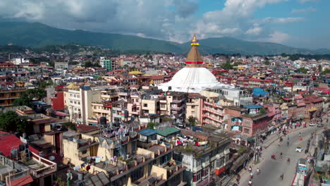 Aufsteigende-Luftaufnahme-Des-Berühmten-Stupa-Von-Boudhanath-In-Kathmandu,-Nepal