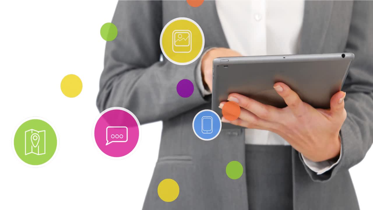 animación de una red de conexiones con iconos sobre una mujer de negocios que usa una tableta