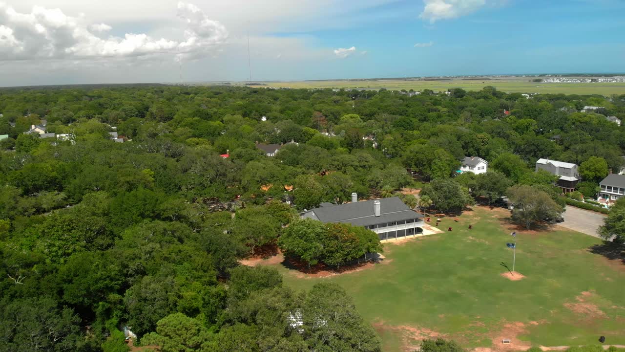교외의 햇살 가득한 푸른 하늘, 쾌적한 해안 산, 사우스캐롤라이나
