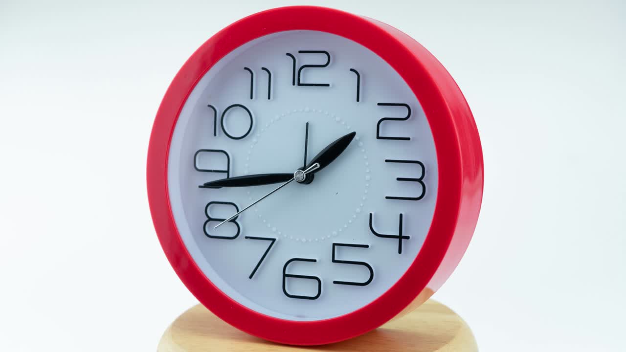 색 배경에 고립 된 빠르게 움직이는 아름다운 클래식 아날로그 시계의 4k 타임 스 백색 시계 표면 시간 스 낮에 정지 모션