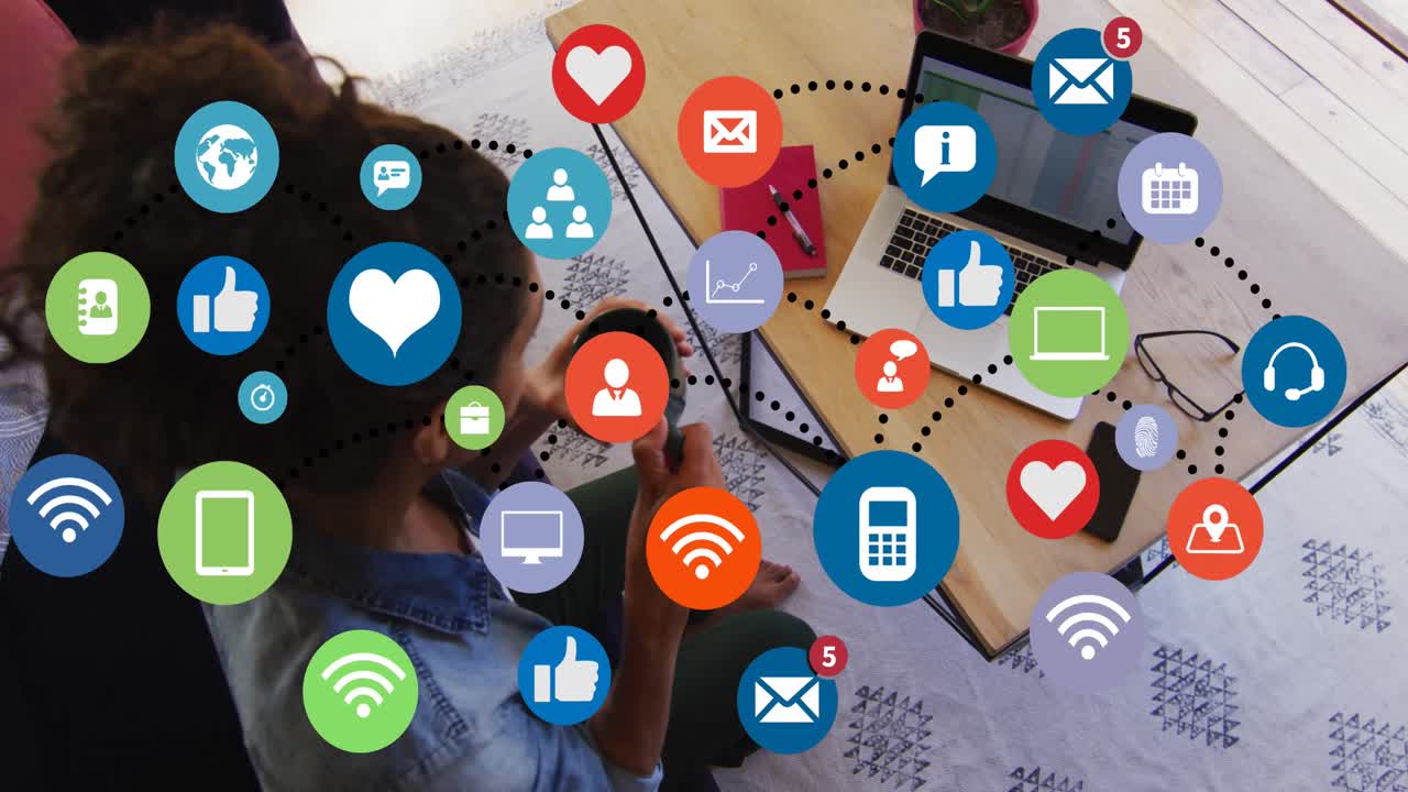 animación de una red de iconos digitales sobre una mujer biracial bebiendo documentos y usando una computadora portátil