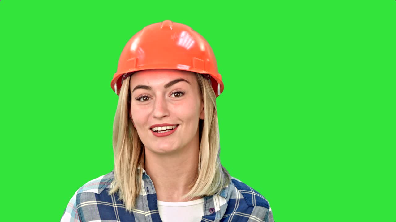 trabajador de la construcción hablando con la cámara en una pantalla verde, llave de croma