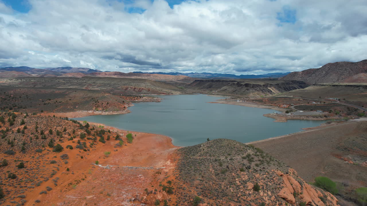 vista aérea del embalse de agua y paisaje del parque estatal de gunlock, utah, estados unidos