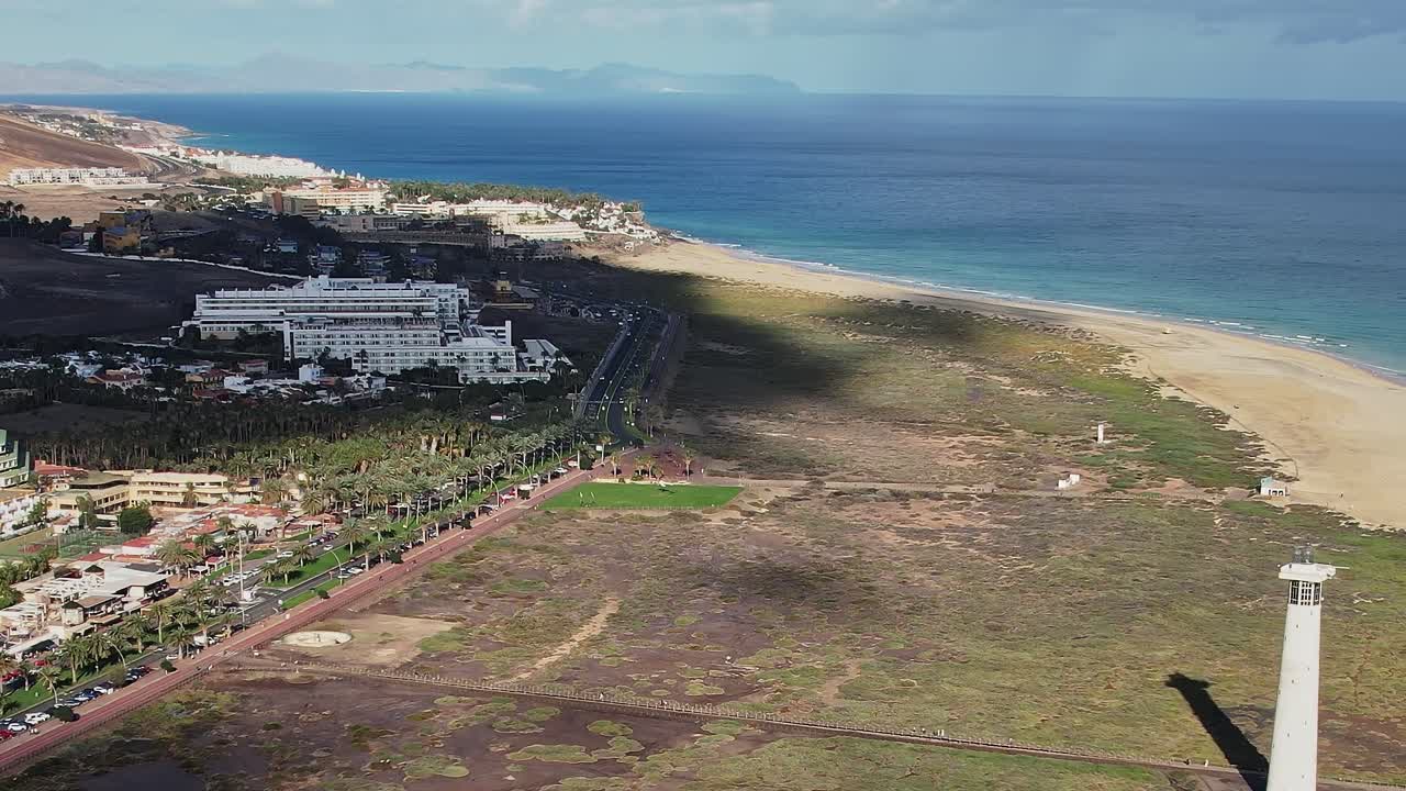 Udforsk Fuerteventura fra oven med udsigt over kysten og byen