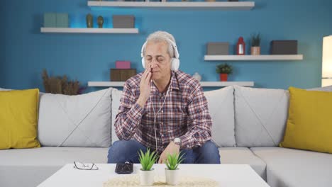 El-Hombre-Escuchando-Música-Con-Auriculares-Es-Infeliz-Y-Triste.