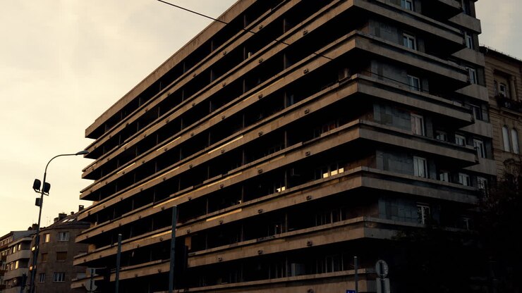 Edifício residencial de concreto em Budapeste, que exibe a arquitetura brutalista clássica e o estilo de moradia urbana do final do século XX