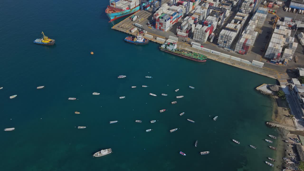 Vista aérea del puerto de Santa Marta con barcos en el claro mar Caribe