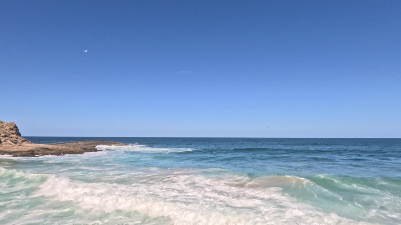 바다의 파도가 부카 헤드 (nambucca heads) 의 바위에 부히고