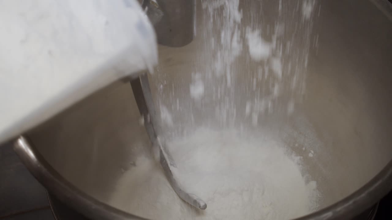 큰 부엌 믹서에 피자 반죽을 추가