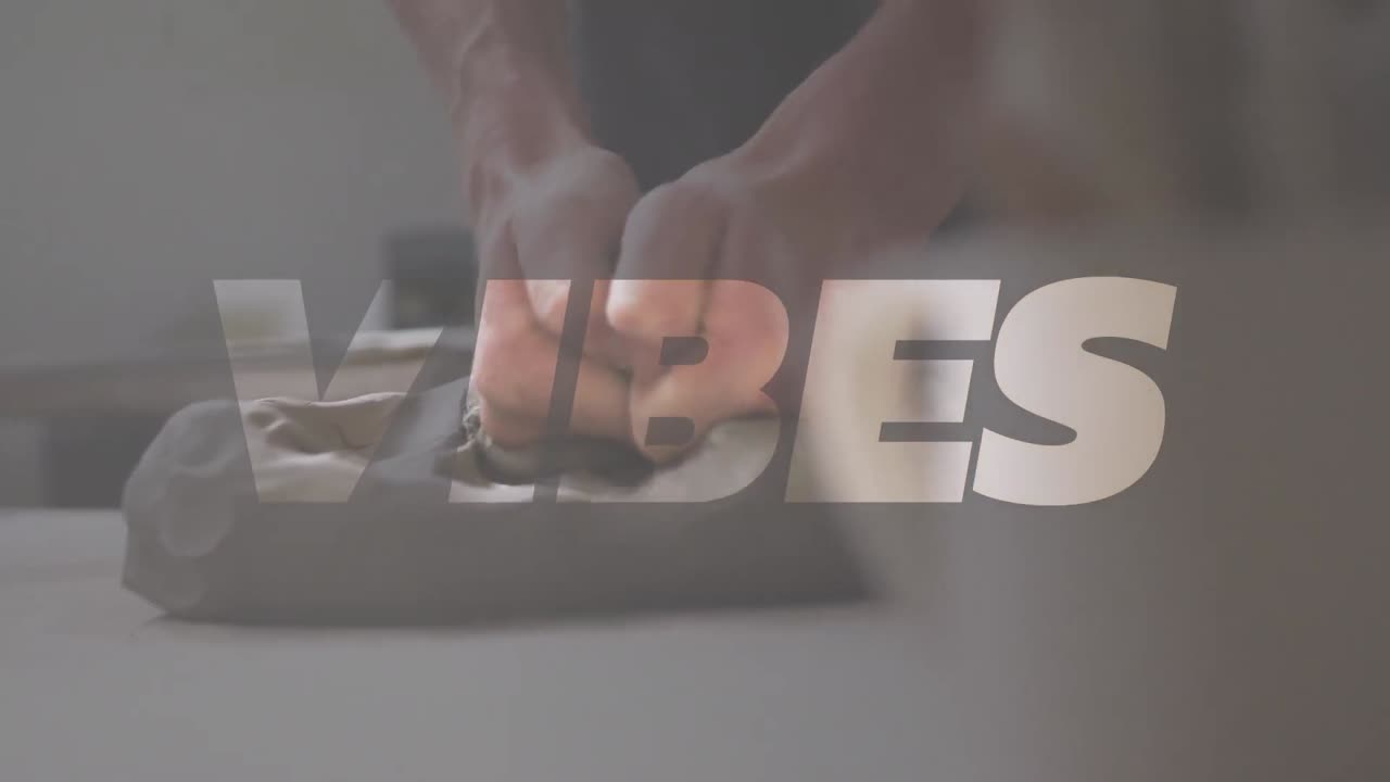 진동의 애니메이션 텍스트 카우카시안 남자의 손이 도자기를 형성