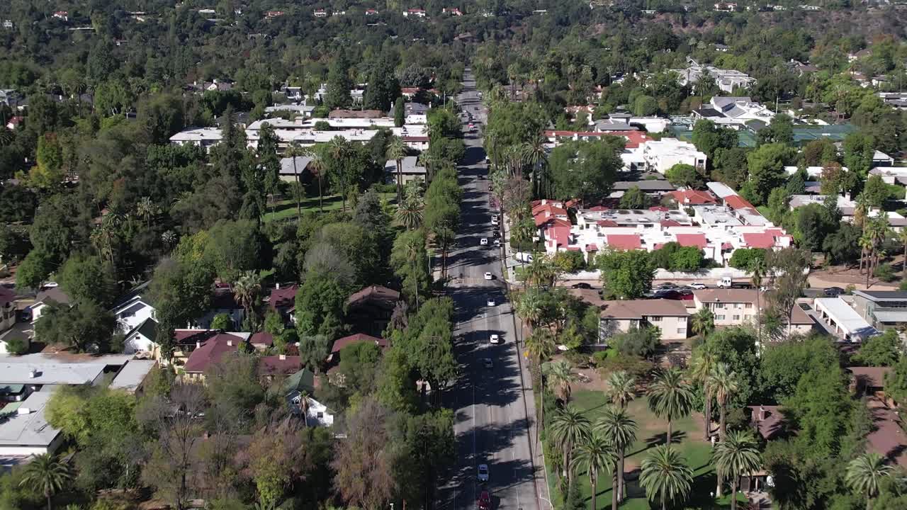 vista aérea volando por encima de los vehículos que conducen un largo camino en pasadena los ángulos california