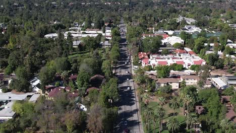 Vista-Aérea-Volando-Por-Encima-De-Los-Vehículos-Que-Conducen-Un-Largo-Camino-En-Pasadena-Los-ángulos-California