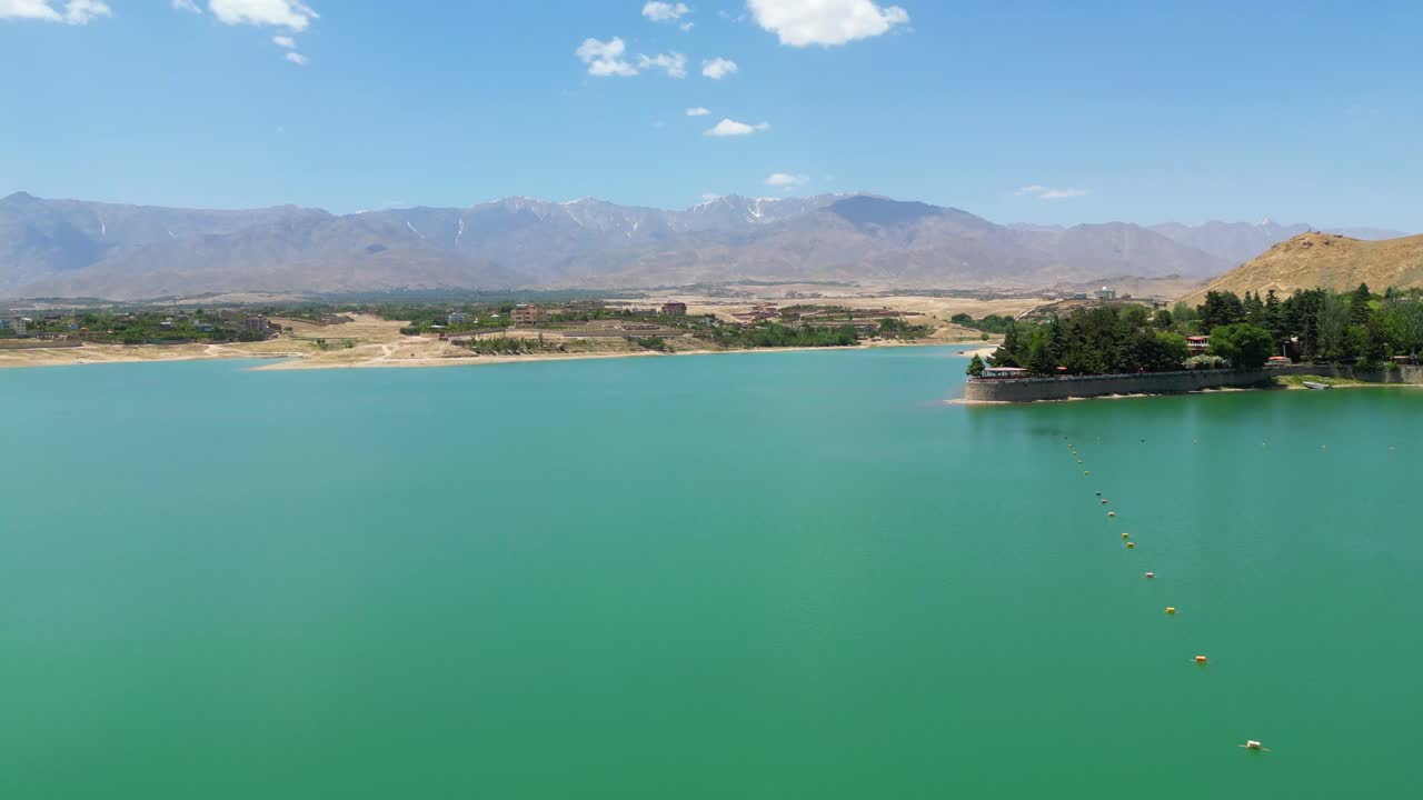 vista aérea del paisaje del lago en kabul, afganistán, cielo azul