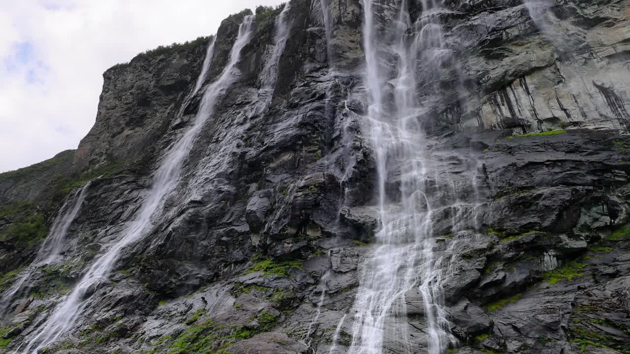 el fiordo de geiranger, la cascada de las siete hermanas, la hermosa naturaleza, el paisaje natural de noruega.