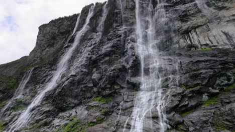 Fiordo-De-Geiranger,-Cascada-Siete-Hermanas.-Hermosa-Naturaleza-Paisaje-Natural-De-Noruega.