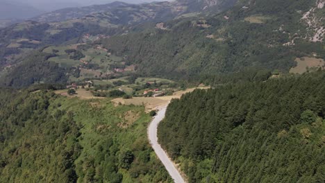 Vista-Aérea-Del-Camino-Solitario-En-El-Bosque-Verde-De-Pinos-En-Tara-Nacional-En-El-Paisaje-Montañoso-De-Serbia