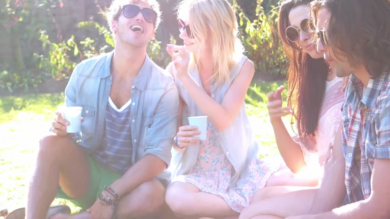 친구 들 이 서로 상호 작용 하는 그룹