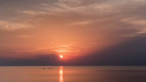 el lapso de tiempo de la puesta de sol sobre el mar