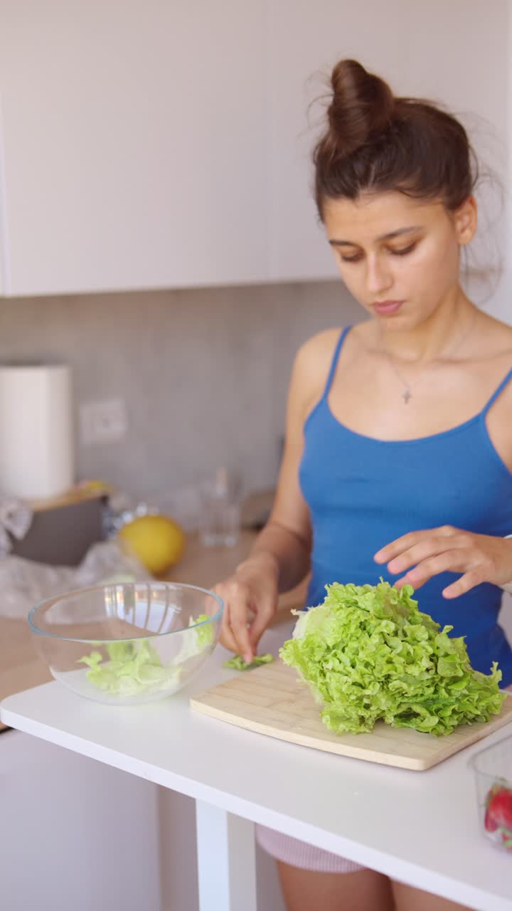 mulher preparando uma salada em uma cozinha