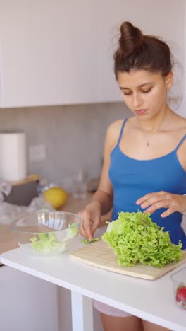 donna che prepara un'insalata in cucina