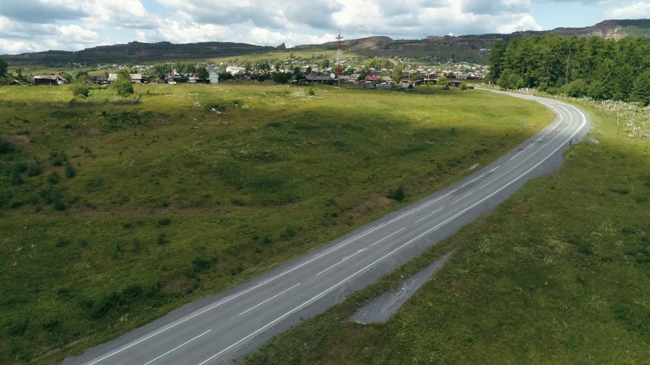 Strada di campagna attraverso un villaggio rurale
