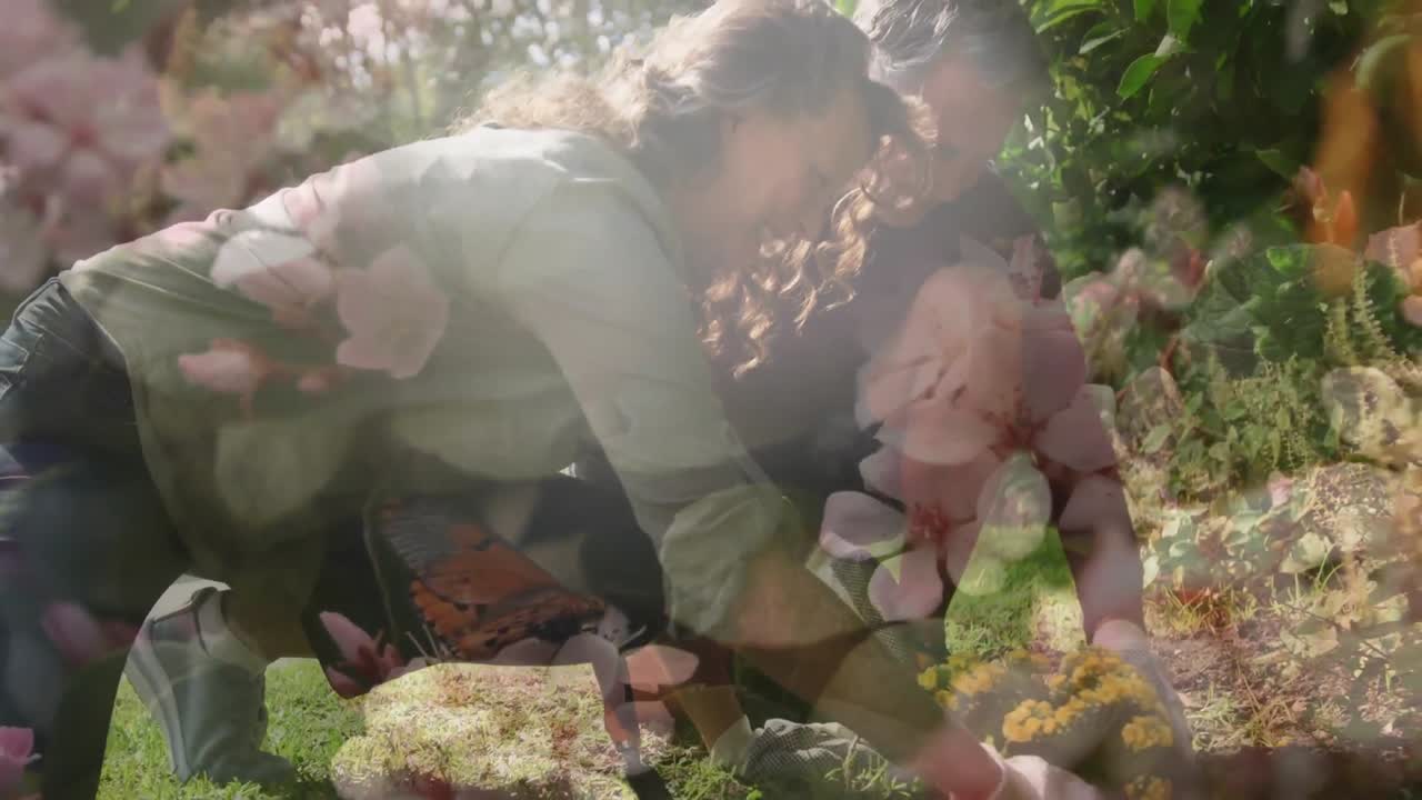 꽃 위에서 미소 짓고 정원 가꾸는 고위 백인 부부의 애니메이션