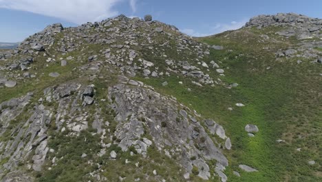 Luftaufnahme-Des-Grünen-Bergfelsens