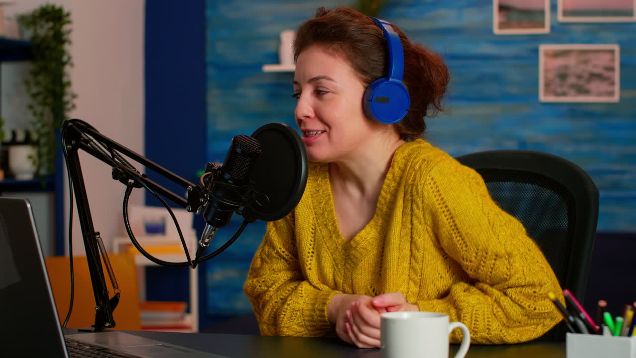 Un influencer habla y gesticula mientras graba un videoblog