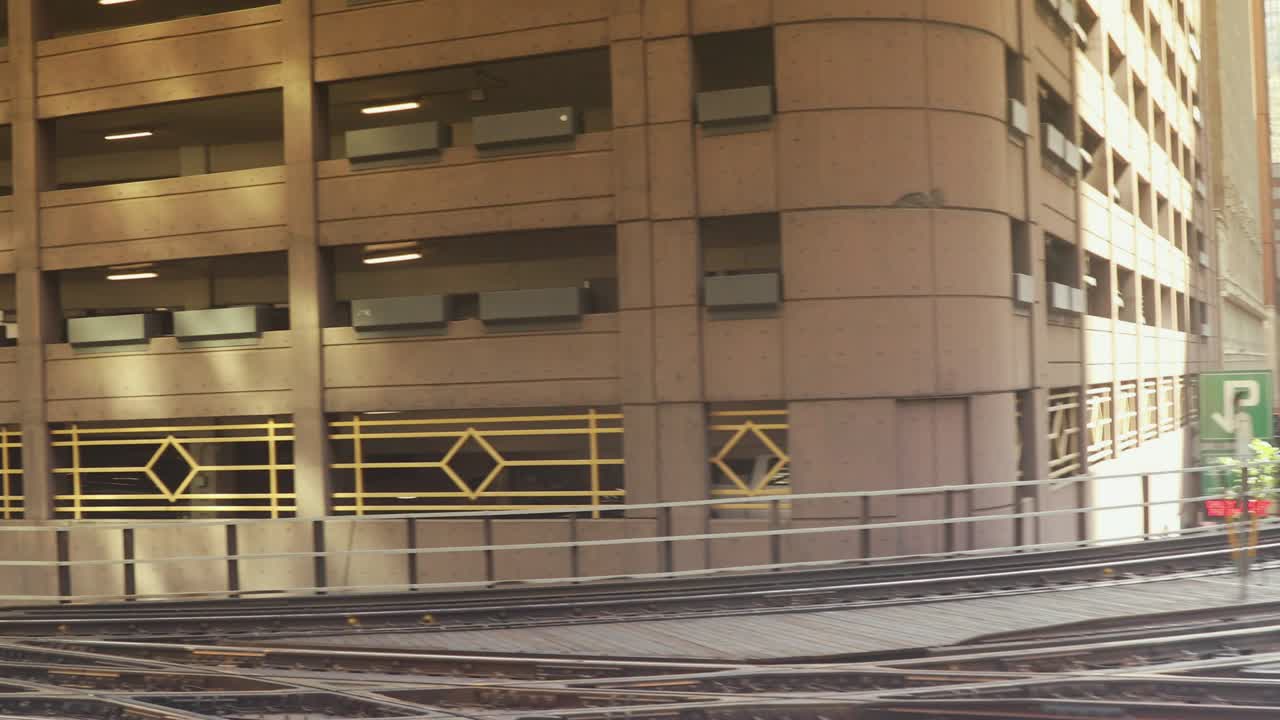 tren elevado en un puente en chicago, illinois, estados unidos