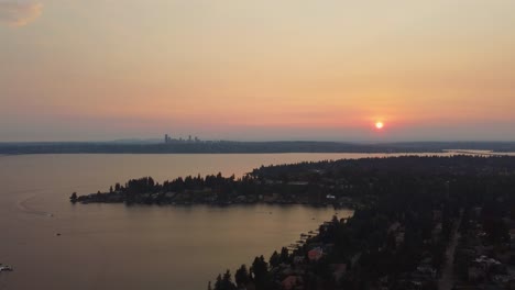 Drohnenaufnahmen-Eines-Sonnenuntergangs-Mit-Blick-Auf-Seattle-Von-Bellevue-Aus