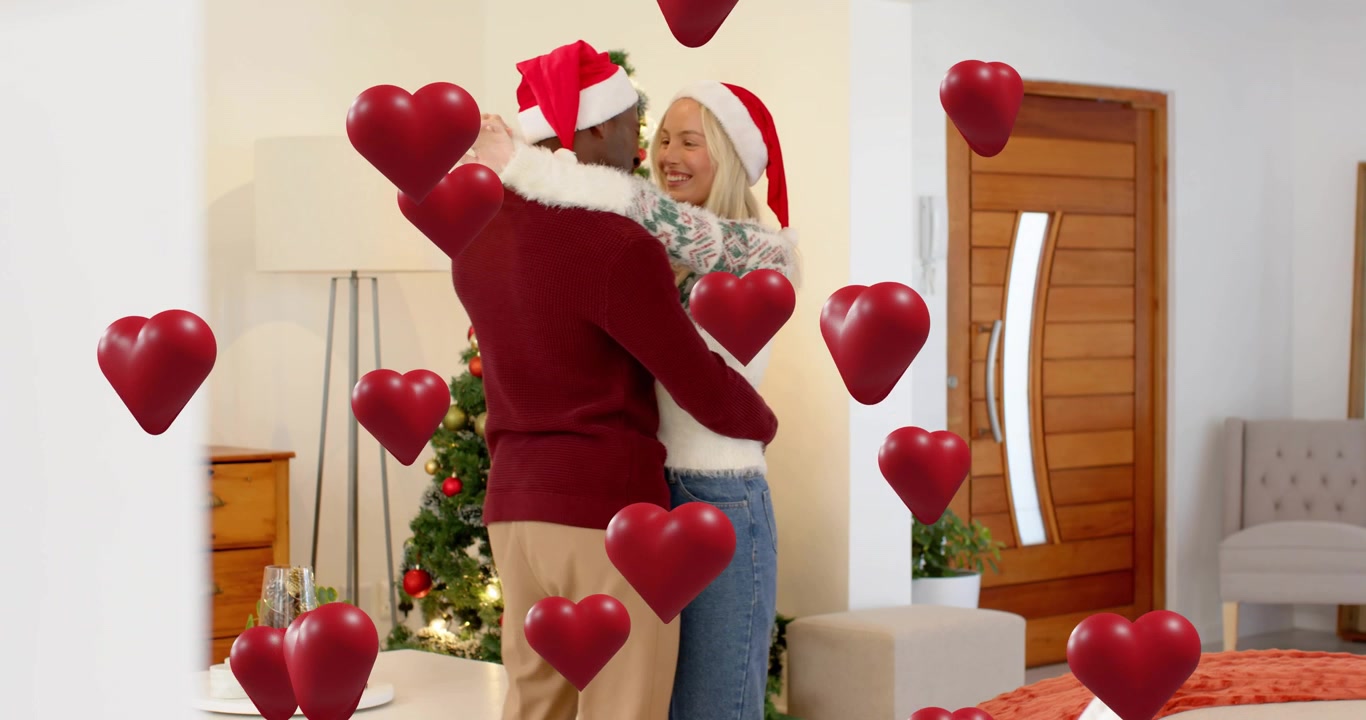 Coppia che si abbraccia e inizia a ballare vicino all'albero di Natale con cuori fluttuanti, per una promozione natalizia.