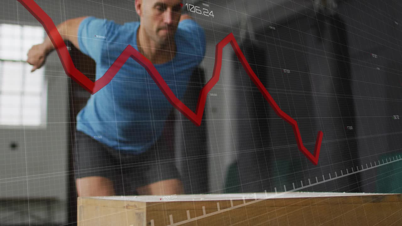 Uomo che si avvicina a un box pliometrico ed esegue box jump esplosivi per il fitness tracking con sovrapposizione HUD