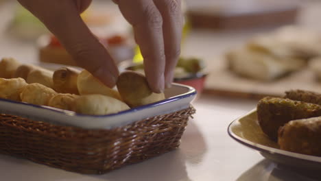 Nahaufnahme-Einer-Hand,-Die-Nach-Frischem-Brot-In-Einem-Korb-Greift